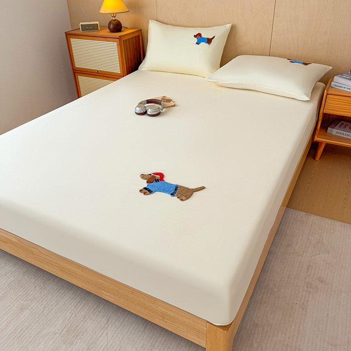 91家纺网 家纺一手货源 找家纺 澳梵家居 2025新款A类全棉毛巾绣床笠 腊肠小狗-白