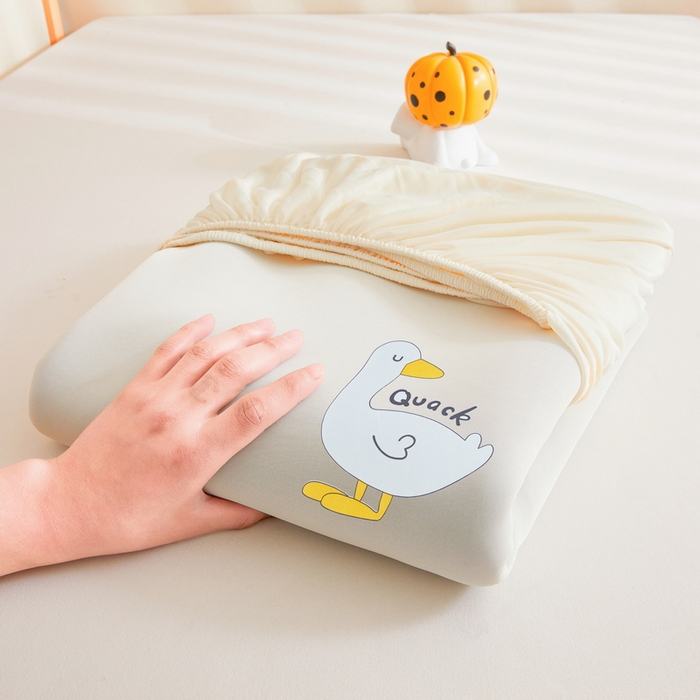 91家纺网 家纺一手货源 找家纺 2025春夏新款独家研发太空层凉感鸭冰丝烫画软凉席床笠款 凉感鸭-奶昔黄