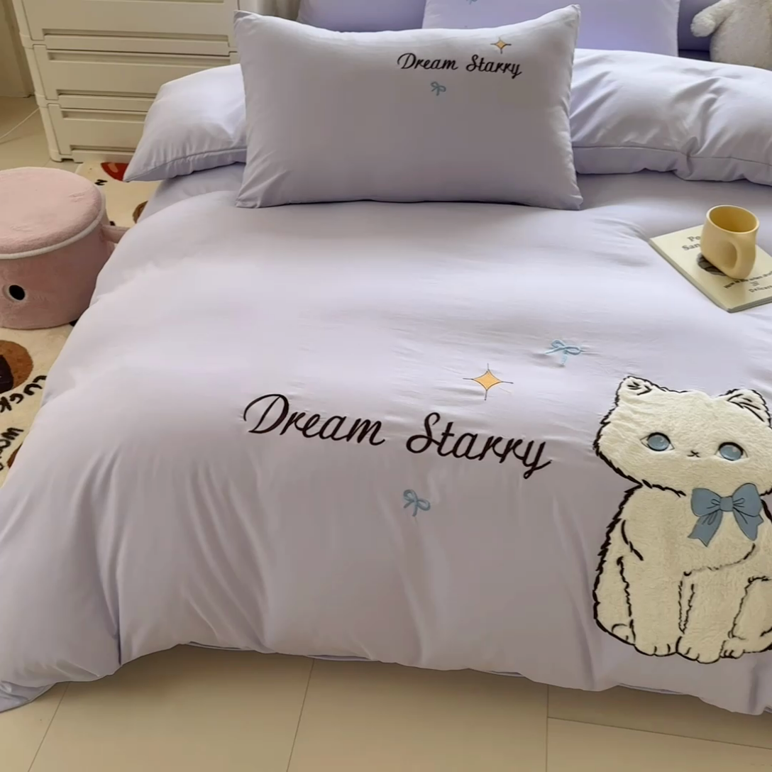 91家纺网 家纺一手货源 找家纺 凯美 2025新款超柔水洗棉卡通贴布绣四件套 幸运小猫-浅紫