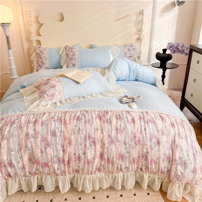 91家纺网 家纺一手货源 找家纺 富盛家纺 2025新款水洗亲肤棉雪纺印绣工艺四件套公主风四件套巴黎春天系列 巴黎春天-蓝