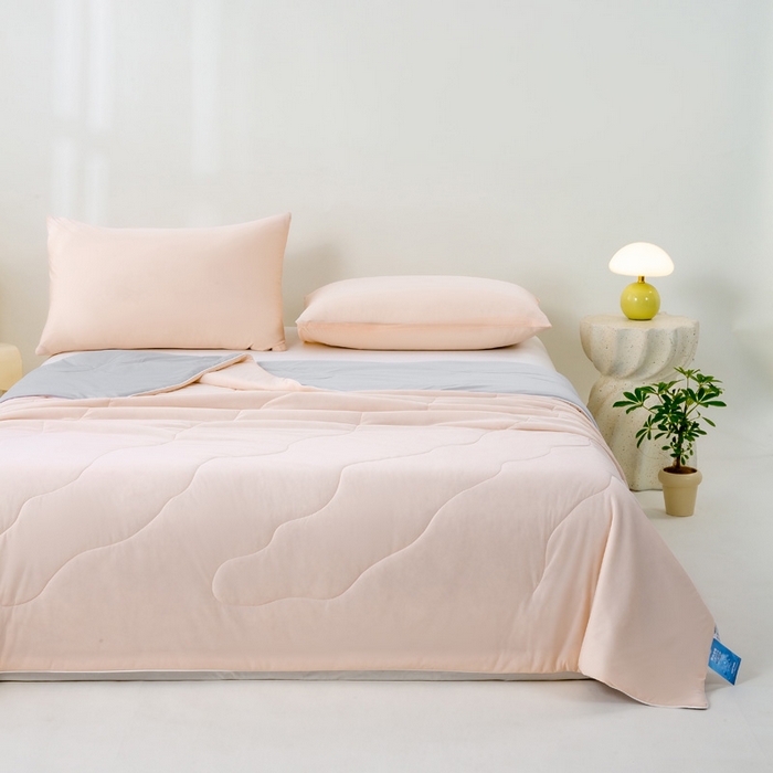 91家纺网 家纺一手货源 找家纺 好梦来家纺（原锦茂家纺） 2026新款印花凉感丝抗菌夏被 粉拼灰