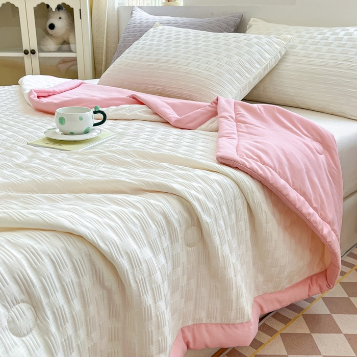 91家纺网 家纺一手货源 找家纺 欧邦 2025新款华夫格水洗棉夏被 白＋粉