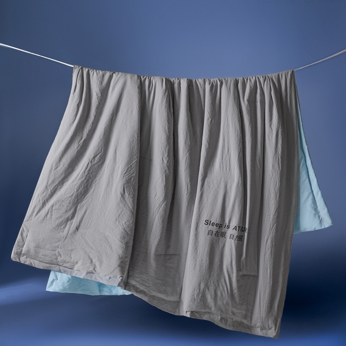 91家纺网 家纺一手货源 找家纺 暖芯家纺 2025新款亚朵同款深睡Pro夏被自在眠自然醒 浅灰+克莱茵蓝