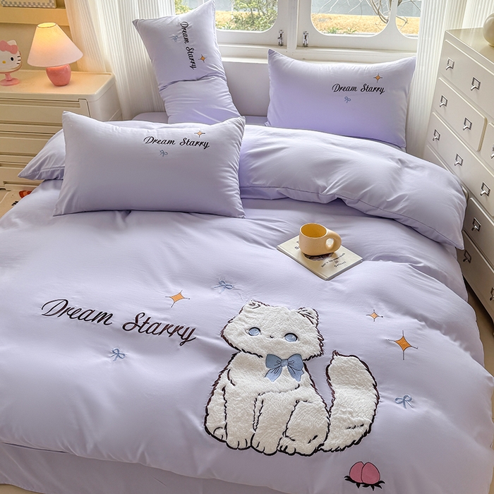 91家纺网 家纺一手货源 找家纺 凯美 2025新款超柔水洗棉卡通贴布绣四件套 幸运小猫-浅紫