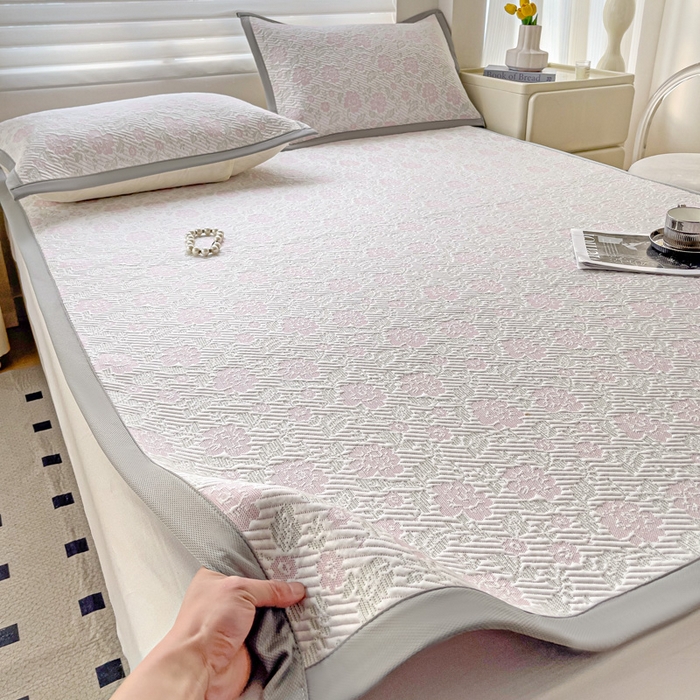 91家纺网 家纺一手货源 找家纺 富馨莱 2025新款A类480克PE凉感凉豆豆凉席三件套和单件平铺款 玫瑰花园-粉