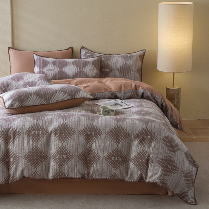 91家纺网 家纺一手货源 找家纺 2025新款亲肤全棉三层纱提花四件套 菱格-赤缇