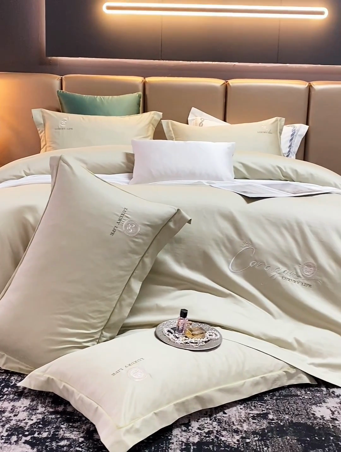 91家纺网 家纺一手货源 找家纺 U品汇 2025新款60s支贡缎长绒棉刺绣花四件套纯棉全棉100%棉礼盒包装 简凡-抹茶绿