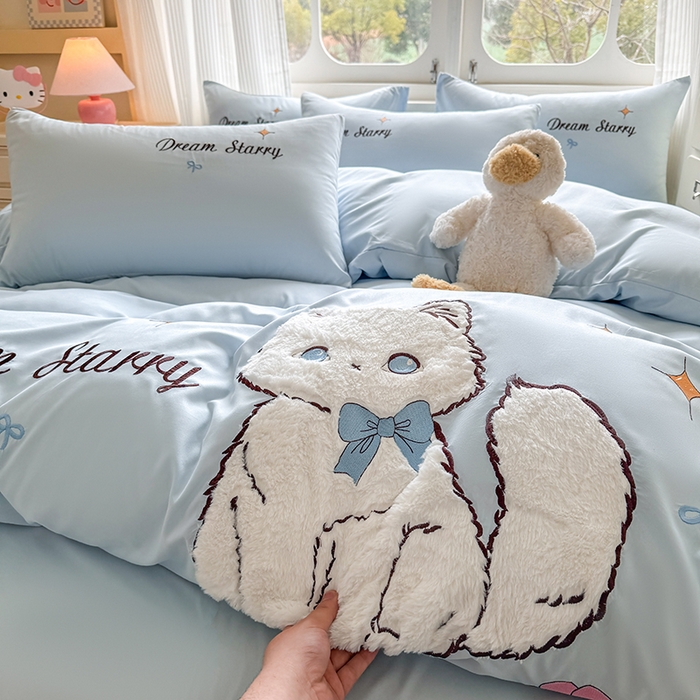 91家纺网 家纺一手货源 找家纺 凯美 2025新款超柔水洗棉卡通贴布绣四件套 幸运小猫-浅蓝