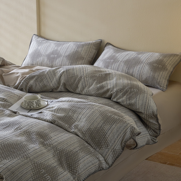 91家纺网 家纺一手货源 找家纺 2025新款亲肤全棉三层纱提花四件套 菱格-月灰