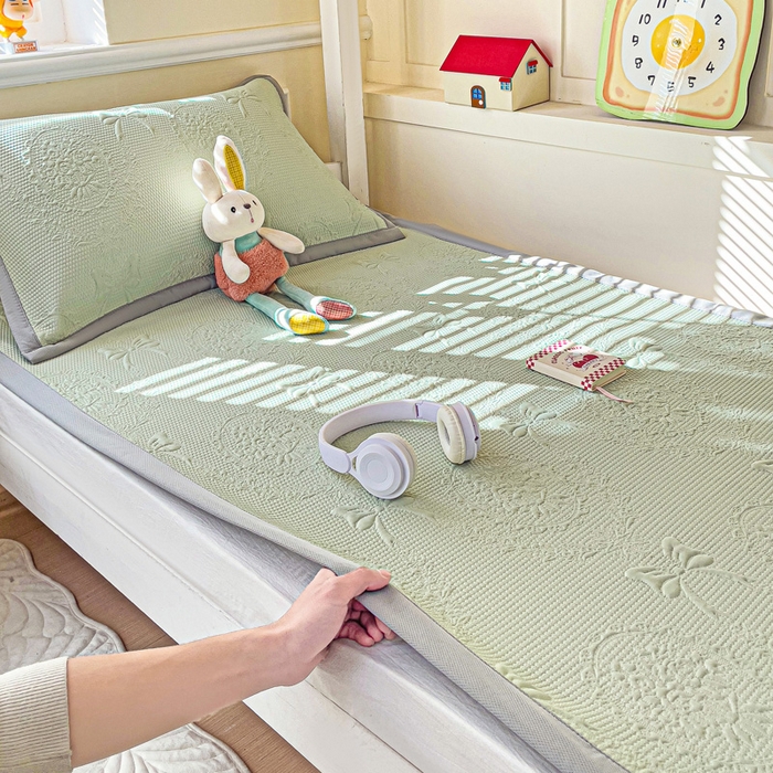 91家纺网 家纺一手货源 找家纺 富馨莱 2025新款A类480克PE凉感凉豆豆凉席三件套和单件学生款 蝴蝶結-绿