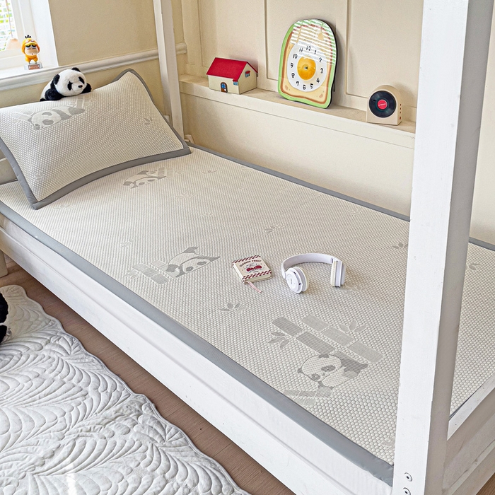 91家纺网 家纺一手货源 找家纺 富馨莱 2025新款A类480克PE凉感凉豆豆凉席三件套和单件学生款 熊猫嘟嘟-灰