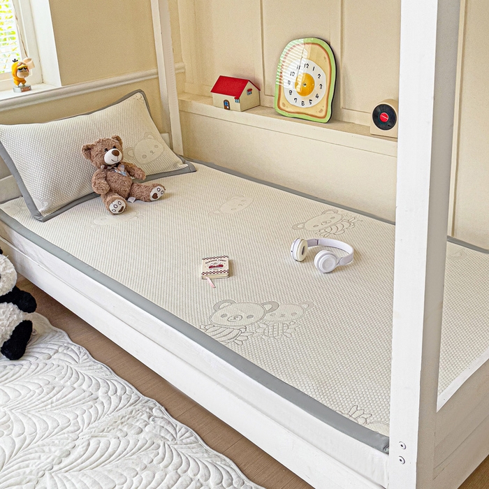 91家纺网 家纺一手货源 找家纺 富馨莱 2025新款A类480克PE凉感凉豆豆凉席三件套和单件学生款 快乐熊仔