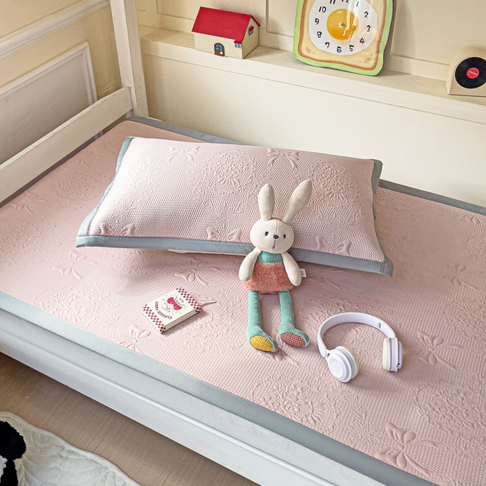 91家纺网 家纺一手货源 找家纺 富馨莱 2025新款A类480克PE凉感凉豆豆凉席三件套和单件学生款 蝴蝶結-奶昔粉