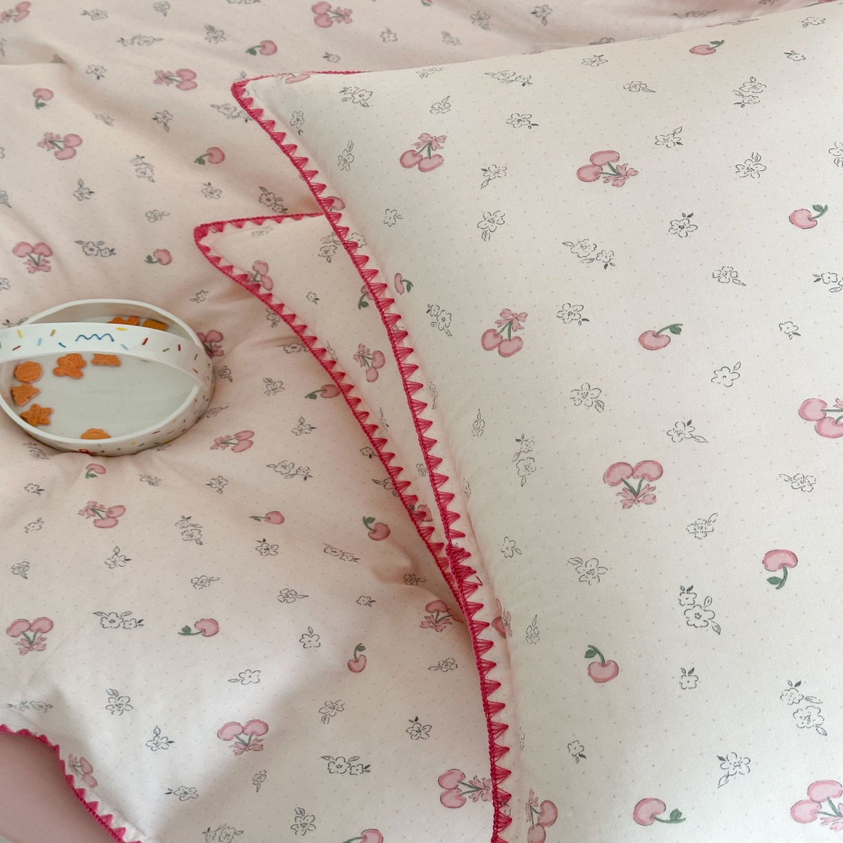 91家纺网 家纺一手货源 找家纺 2025新款春夏新品工艺款全棉双层纱贝壳边四件套 知樱