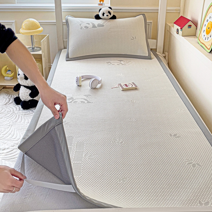 91家纺网 家纺一手货源 找家纺 富馨莱 2025新款A类480克PE凉感凉豆豆凉席三件套和单件学生款 熊猫嘟嘟-灰