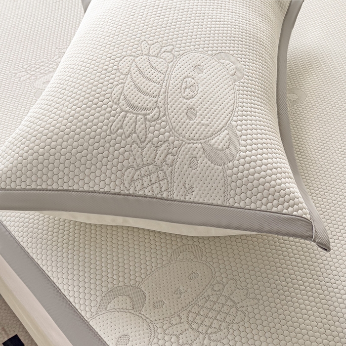 91家纺网 家纺一手货源 找家纺 富馨莱 2025新款A类480克PE凉感凉豆豆凉席三件套和单件平铺款 快乐熊仔