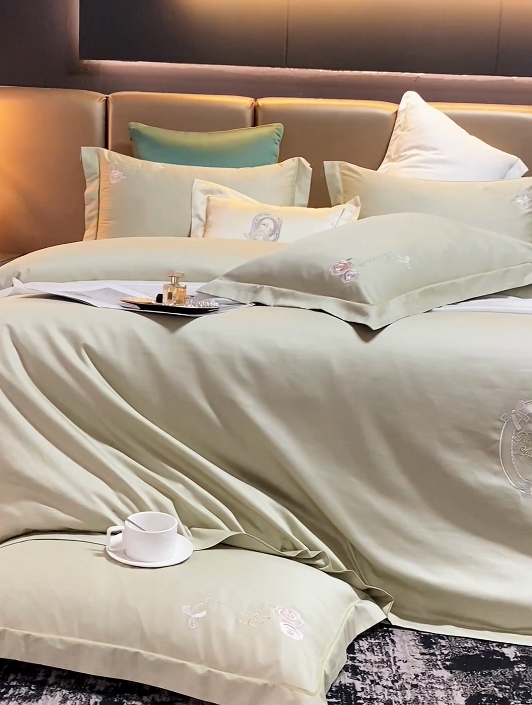 91家纺网 家纺一手货源 找家纺 U品汇 2025新款60s支贡缎长绒棉刺绣花四件套纯棉全棉100%棉礼盒包装 安妮贝尔-抹茶绿