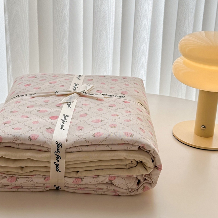 91家纺网 家纺一手货源 找家纺 塞纳 2026新款.全棉有氧双层纱四件套-场景一 奶油草莓-咖