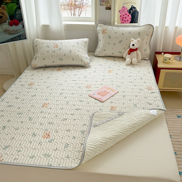 91家纺网 家纺一手货源 找家纺 慕尚家纺 2025新款小清新凉感丝乳胶席 邻家小熊