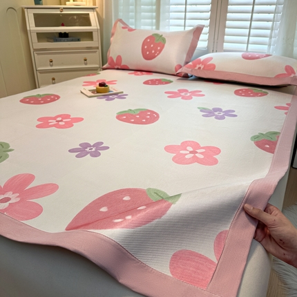 91家纺网 家纺一手货源 找家纺 席佬大 2025新款高克重卡通数码印花冰藤席床席床笠款 甜心草莓-平铺款-平铺款