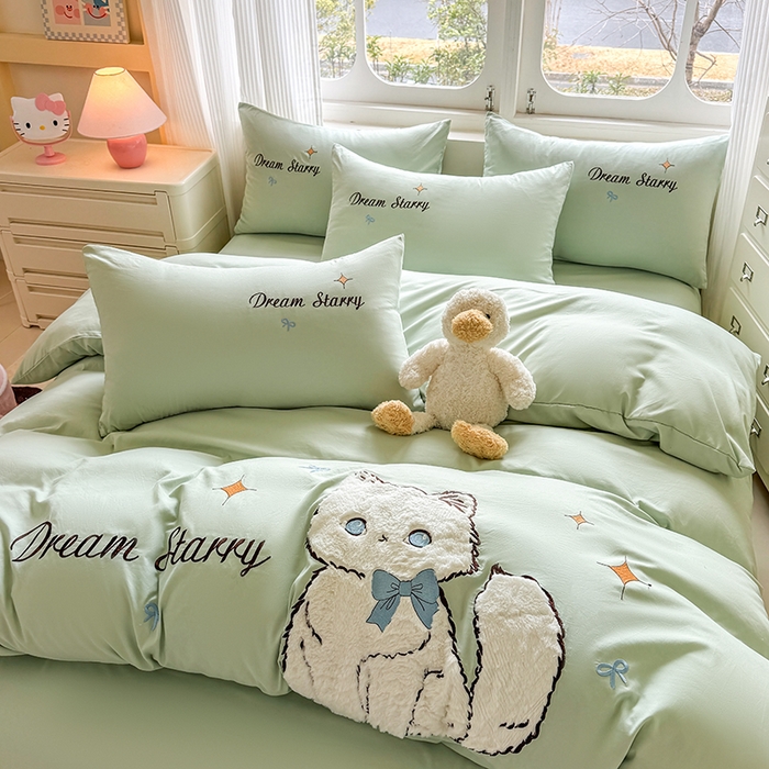 91家纺网 家纺一手货源 找家纺 凯美 2025新款超柔水洗棉卡通贴布绣四件套 幸运小猫-浅绿