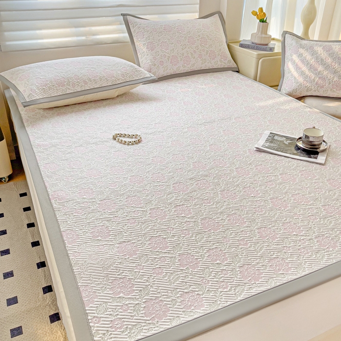 91家纺网 家纺一手货源 找家纺 富馨莱 2025新款A类480克PE凉感凉豆豆凉席三件套和单件平铺款 玫瑰花园-粉