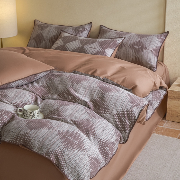 91家纺网 家纺一手货源 找家纺 2025新款亲肤全棉三层纱提花四件套 菱格-赤缇