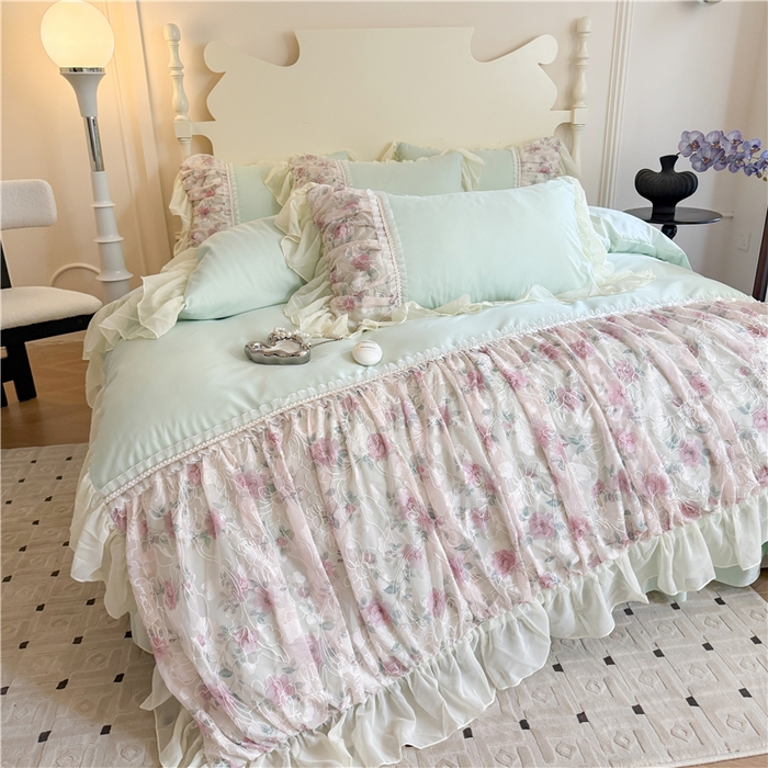 91家纺网 家纺一手货源 找家纺 富盛家纺 2025新款水洗亲肤棉雪纺印绣工艺四件套公主风四件套巴黎春天系列 巴黎春天-绿