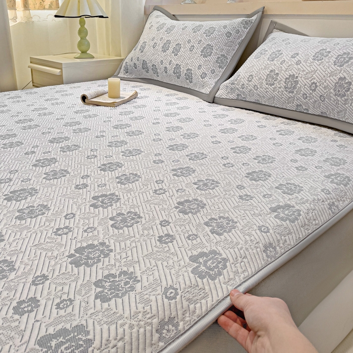 91家纺网 家纺一手货源 找家纺 富馨莱 2025新款A类480克PE凉感凉豆豆凉席三件套和单件床笠款 玫瑰花园-灰