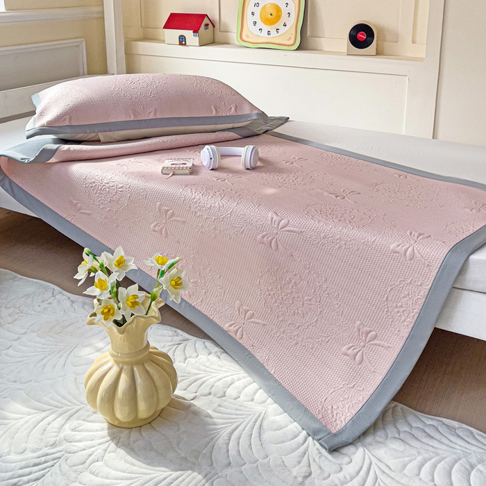 91家纺网 家纺一手货源 找家纺 富馨莱 2025新款A类480克PE凉感凉豆豆凉席三件套和单件学生款 蝴蝶結-奶昔粉