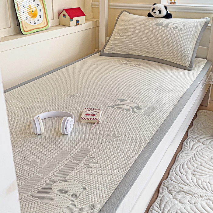 91家纺网 家纺一手货源 找家纺 富馨莱 2025新款A类480克PE凉感凉豆豆凉席三件套和单件学生款 熊猫嘟嘟-灰