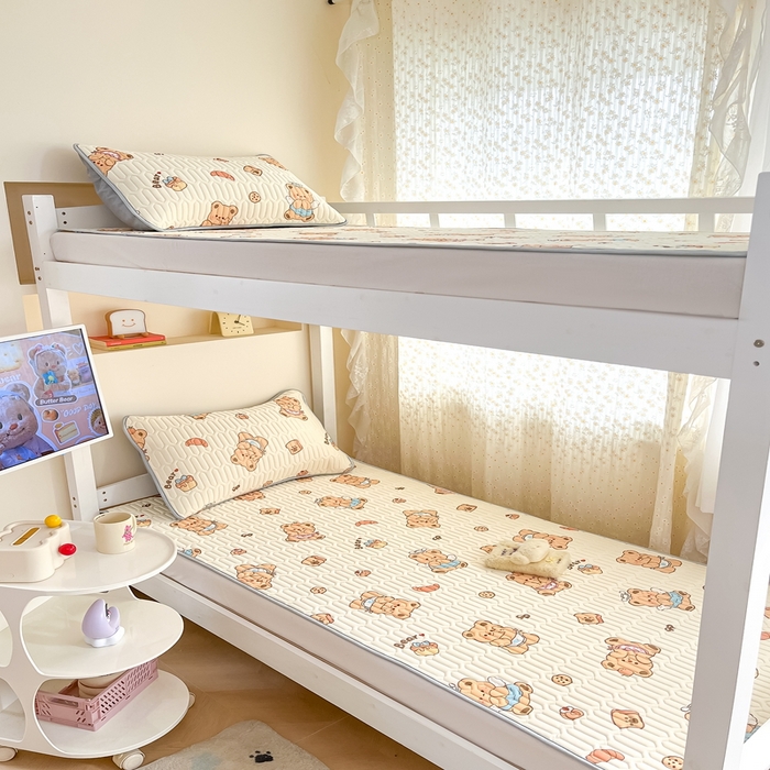 91家纺网 家纺一手货源 找家纺 川悦生活 2025新款小阪凉感丝印花凉席-学生床 奶芙熊