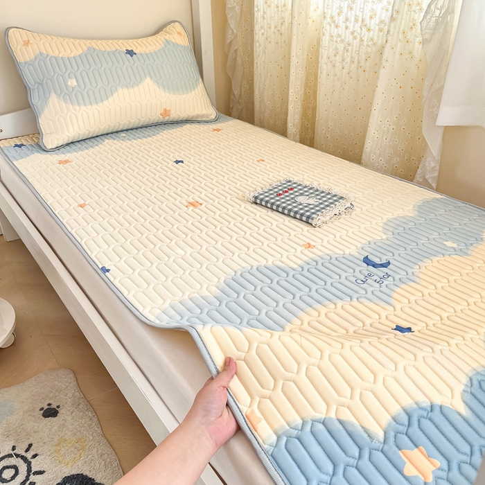 91家纺网 家纺一手货源 找家纺 川悦生活 2025新款小阪凉感丝印花凉席-学生床 海盐星空