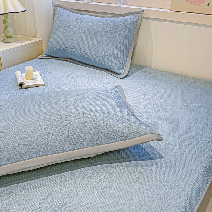 91家纺网 家纺一手货源 找家纺 富馨莱 2025新款A类480克PE凉感凉豆豆凉席三件套和单件床笠款 蝴蝶結-蓝