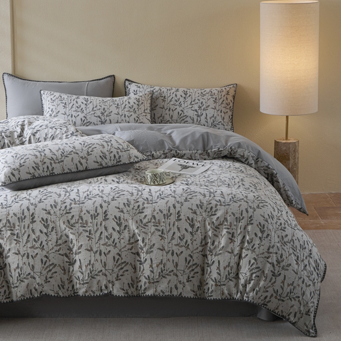 91家纺网 家纺一手货源 找家纺 2025新款亲肤全棉三层纱提花四件套 叶语-嫩灰