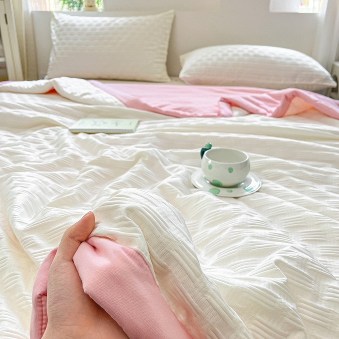91家纺网 家纺一手货源 找家纺 欧邦 2025新款华夫格水洗棉夏被 白＋粉