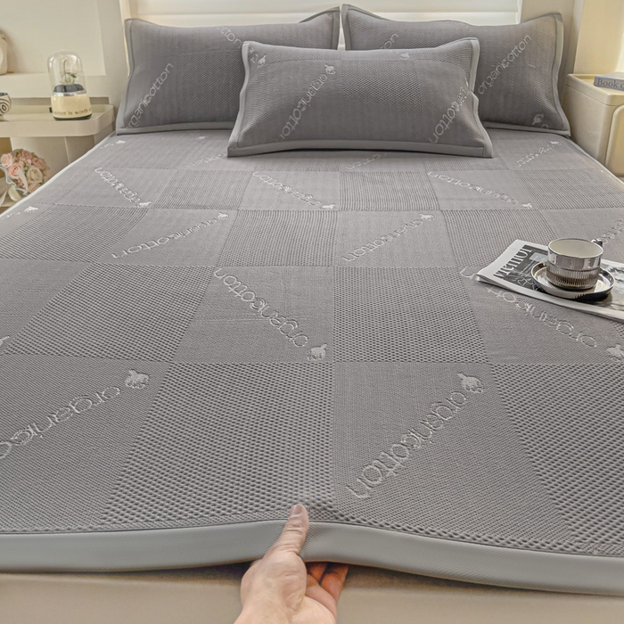 91家纺网 家纺一手货源 找家纺 富馨莱 2025新款A类480克PE凉感凉豆豆凉席三件套和单件平铺款 绅士灰