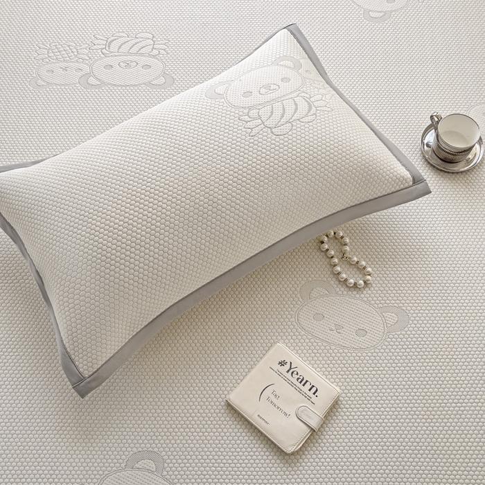 91家纺网 家纺一手货源 找家纺 富馨莱 2025新款A类480克PE凉感凉豆豆凉席三件套和单件平铺款 快乐熊仔