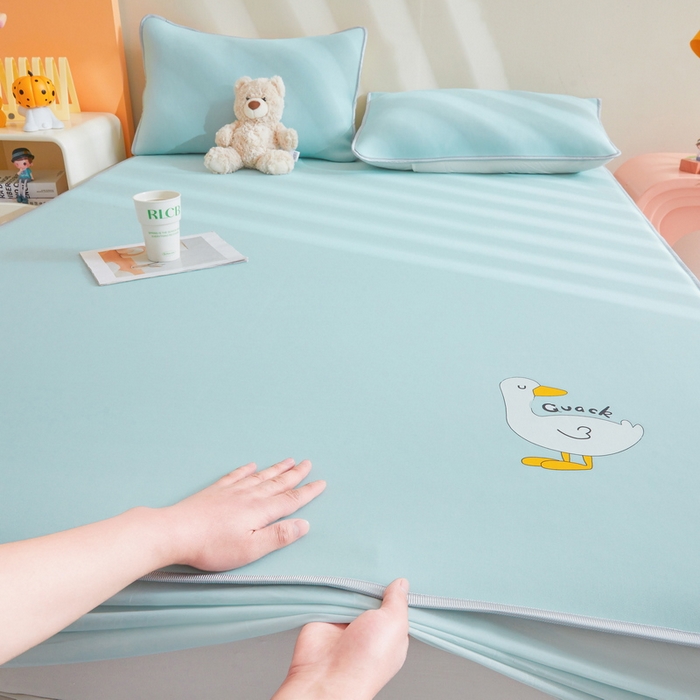 91家纺网 家纺一手货源 找家纺 2025春夏新款独家研发太空层凉感鸭冰丝烫画软凉席床笠款 凉感鸭-水绿