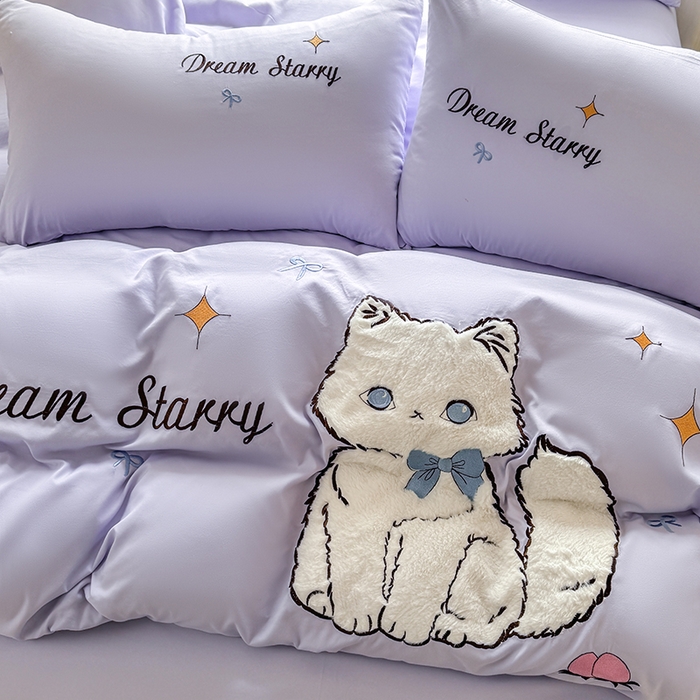 91家纺网 家纺一手货源 找家纺 凯美 2025新款超柔水洗棉卡通贴布绣四件套 幸运小猫-浅紫