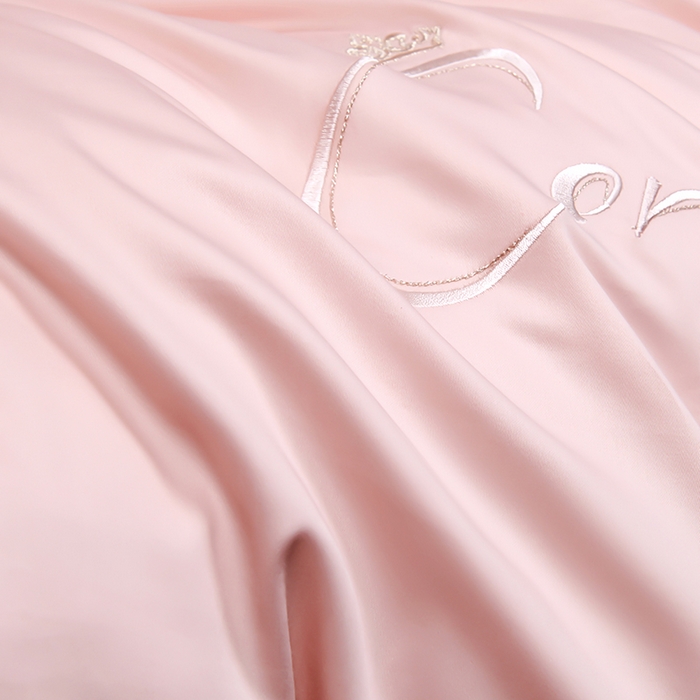 91家纺网 家纺一手货源 找家纺 U品汇 2025新款60s支贡缎长绒棉刺绣花四件套纯棉全棉100%棉礼盒包装 简凡-豆沙