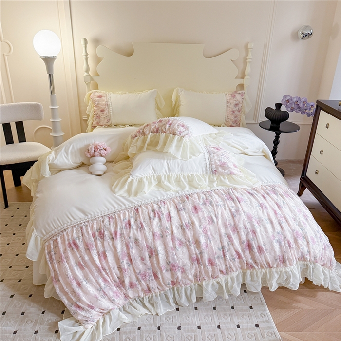 91家纺网 家纺一手货源 找家纺 富盛家纺 2025新款水洗亲肤棉雪纺印绣工艺四件套公主风四件套巴黎春天系列 巴黎春天-白