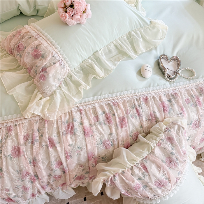 91家纺网 家纺一手货源 找家纺 富盛家纺 2025新款水洗亲肤棉雪纺印绣工艺四件套公主风四件套巴黎春天系列 巴黎春天-绿