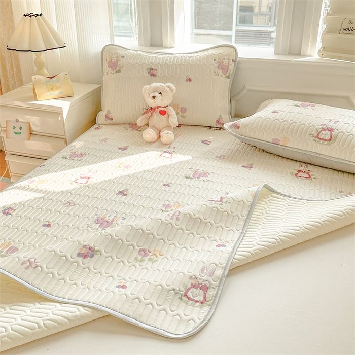 91家纺网 家纺一手货源 找家纺 慕尚家纺 2025新款小清新凉感丝乳胶席 紫藤小兔