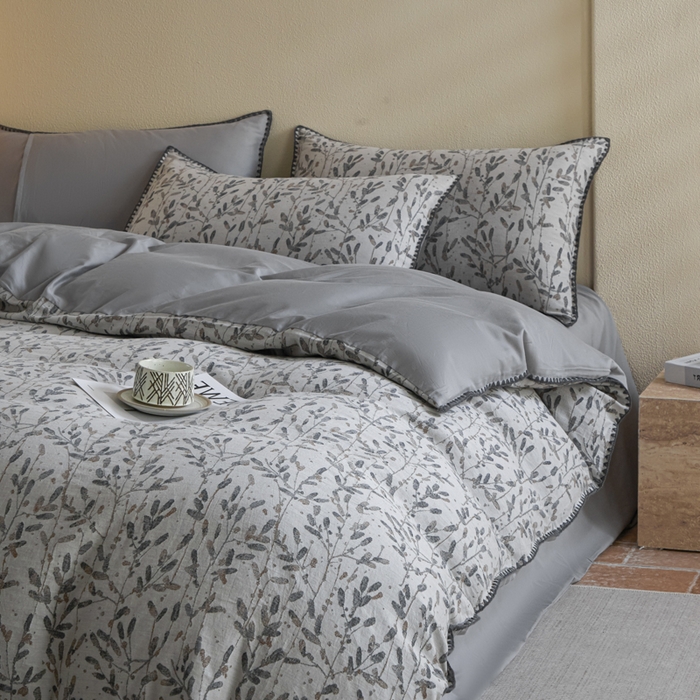 91家纺网 家纺一手货源 找家纺 2025新款亲肤全棉三层纱提花四件套 叶语-嫩灰