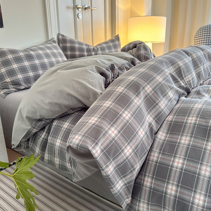 91家纺网 家纺一手货源 找家纺 玖弘家居 2025新款水洗棉格子系列四件套 柔光格灰