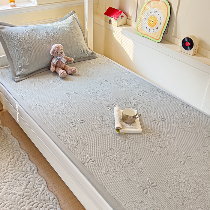 91家纺网 家纺一手货源 找家纺 富馨莱 2025新款A类480克PE凉感凉豆豆凉席三件套和单件学生款 蝴蝶結-灰