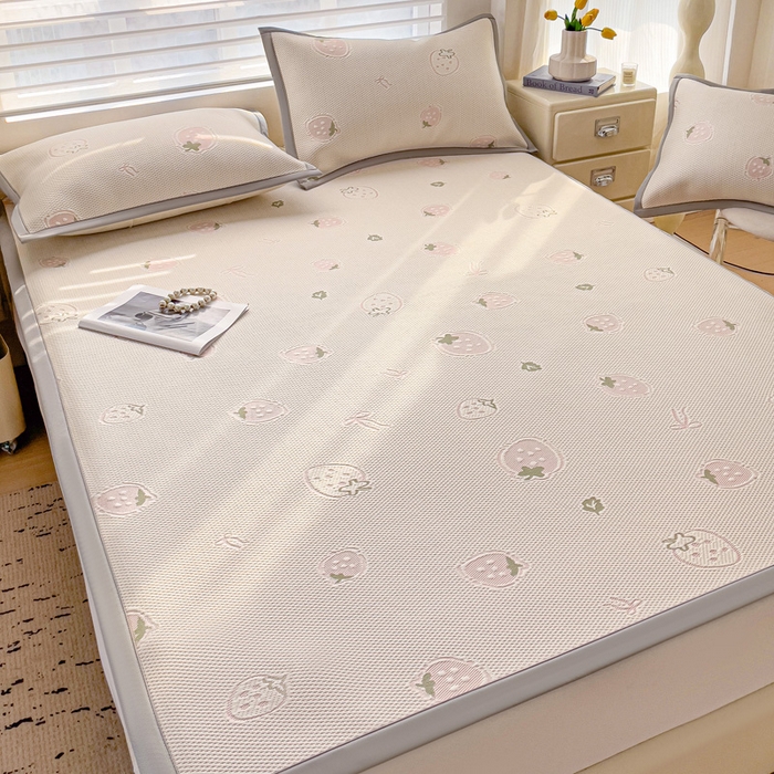 91家纺网 家纺一手货源 找家纺 富馨莱 2025新款A类480克PE凉感凉豆豆凉席三件套和单件平铺款 草莓乐园