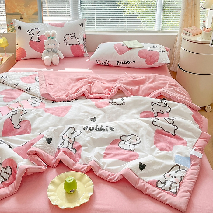 91家纺网 家纺一手货源 找家纺 一加一 2025新款A棉B水洗棉大豆夏被四件套 爱心粉兔