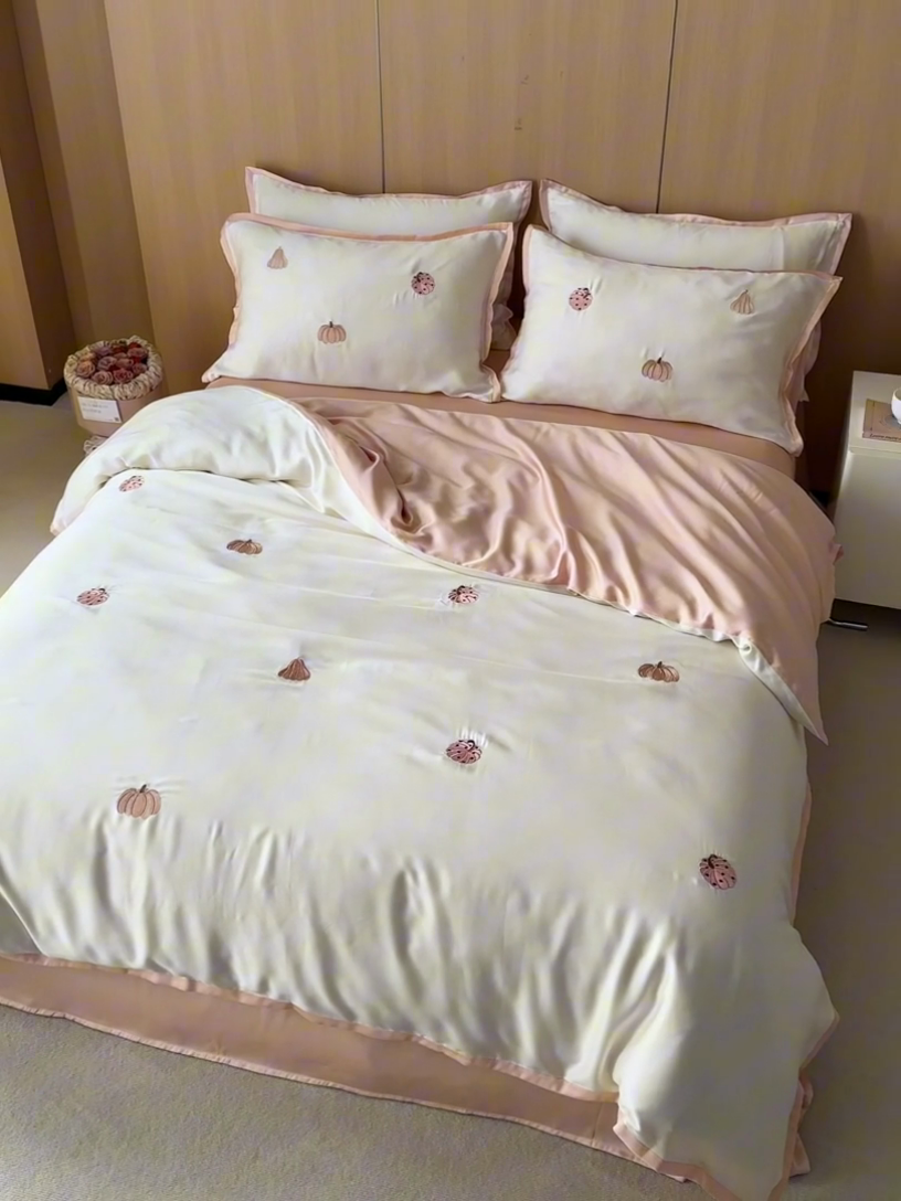 91家纺网 家纺一手货源 找家纺 风向标家纺  2025新款奥地利进口60s兰精天丝拼边款（风格一） 草间南瓜